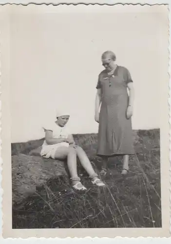 (F12908) Orig. Foto Frau und Mädchen im Freien 1936