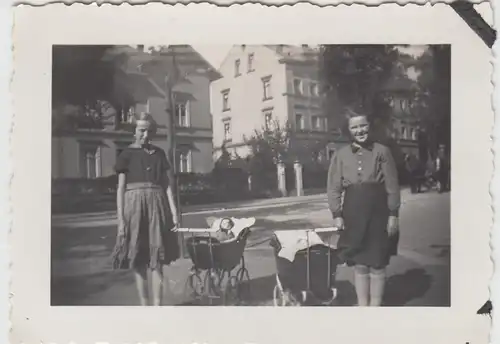 (F12890) Orig. Foto Mädchen mit Puppenwagen "Am Dreieck" vermutl. Chemnitz 1936