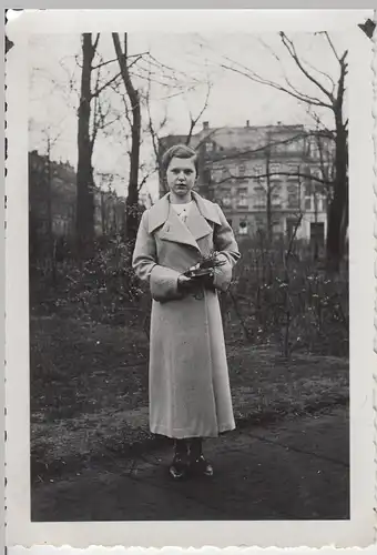(F12887) Orig. Foto junge Frau, Mädchen in der Stadt, Konfirmation 1930er