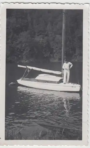 (F12882) Orig. Foto Mann auf kleinem Segelboot "Möwe" 1935