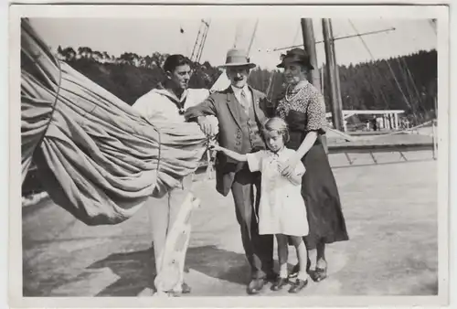 (F12880) Orig. Foto Personen, Familie steht auf einem Segelboot 1935