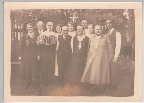 (F12879) Orig. Foto Personen stehen im Garten, Feier 1930er