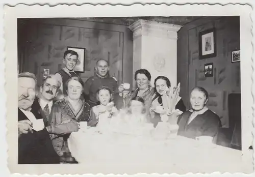 (F12876) Orig. Foto Personen, Familie im Raum, "Ursels Geburtstag" 1936