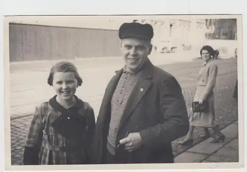 (F12870) Orig. Foto Herr und Mädchen an der Straße 1935