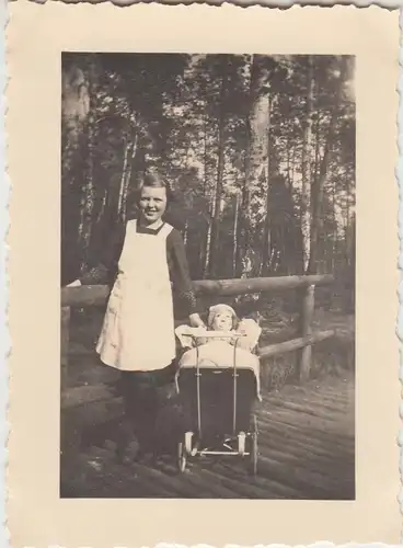 (F12869) Orig. Foto kleines Mädchen mit Zuckertüte zwischen d. Häusern 1935