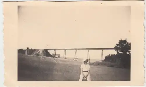 (F12866) Orig. Foto junge Frau steht vor einer Brücke 1935