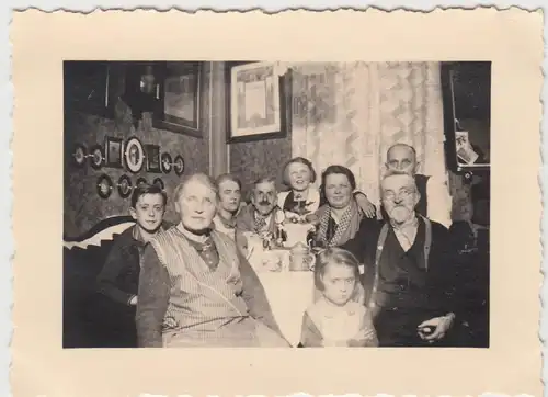 (F12865) Orig. Foto Personen, Familie im Raum, Feier 1935