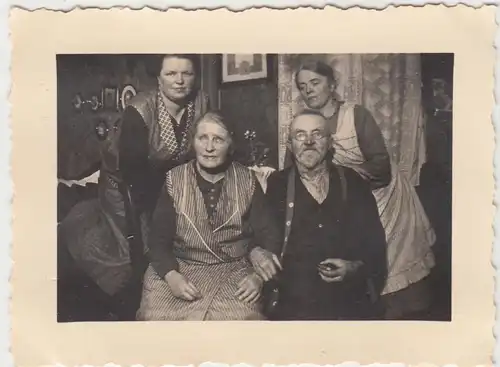 (F12864) Orig. Foto Personen, Familie im Raum, Feier 1935