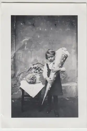 (F12863) Orig. Foto kleines Mädchen mit Zuckertüte vor der Hausmauer 1935