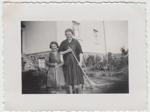 (F12856) Orig. Foto Frau und Mädchen vor dem Wohnhaus, vermutl. Chemnitz 1934