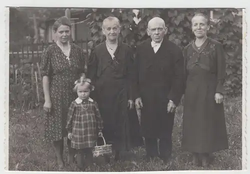 (F12852) Orig. Foto Personen stehen im Garten 1920/30er