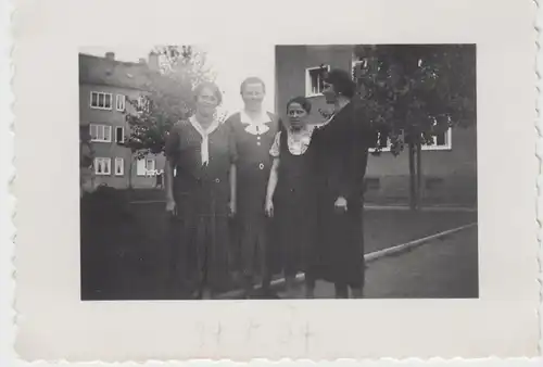 (F12840) Orig. Foto Frauen stehen in einem Wohngebiet 1934