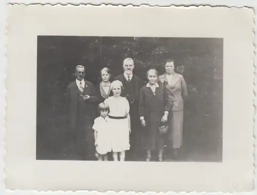 (F12835) Orig. Foto Personen stehen im Freien, 1934