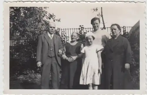 (F12834) Orig. Foto Personen stehen im Freien, 1934