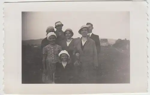 (F12832) Orig. Foto Personen stehen im Freien, Wanderung 1934