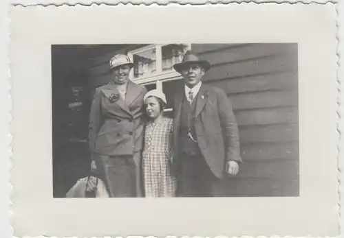 (F12830) Orig. Foto Personen stehen an einem Gebäude 1934