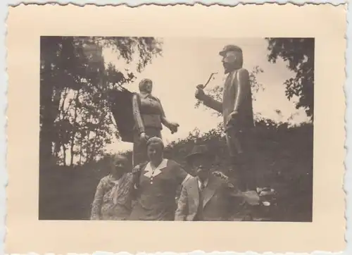 (F12829) Orig. Foto Figuren im Wald (Chemnitz, Schneeberg, Filzteich?) 1934
