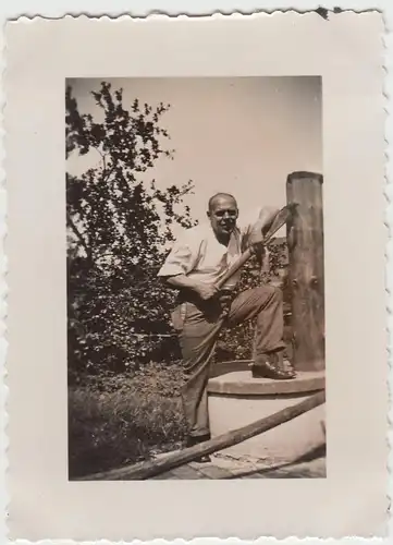 (F12816) Orig. Foto Herr steht an einem Brunnen m. Pumpe 1934