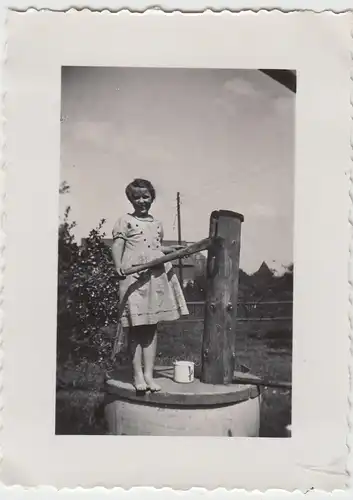 (F12815) Orig. Foto kleines Mädchen steht auf einem Brunnen m. Pumpe 1934