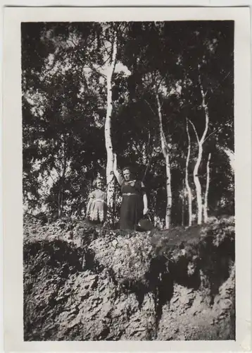 (F12813) Orig. Foto Frau und Mädchen wandern im Wald 1933