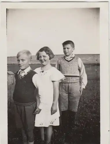 (F12811) Orig. Foto Kinder stehen im Freien 1933
