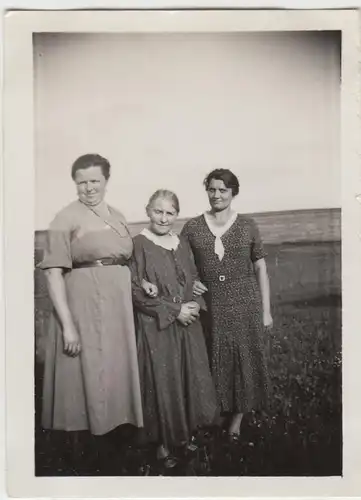 (F12810) Orig. Foto Frauen stehen im Freien 1933