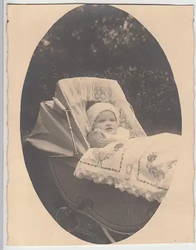 (F12809) Orig. Foto Kleinkind liegt im Korb-Kinderwagen 1920er