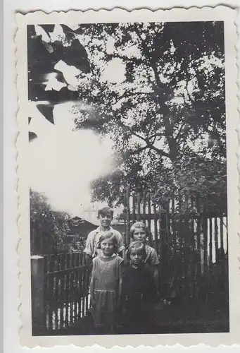 (F12800) Orig. Foto Kinder stehen im Garten 1933