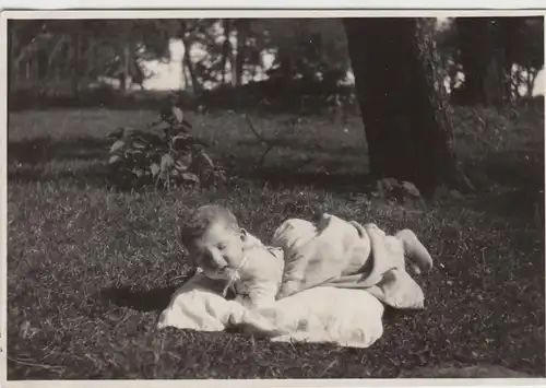 (F12797) Orig. Foto Kleinkind liegt auf der Wiese 1930er