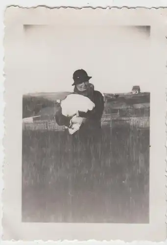 (F12788) Orig. Foto Frau mit Kaninchen auf dem Arm im Freien 1934