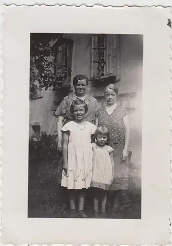 (F12786) Orig. Foto Personen stehen vor einem Haus 1934
