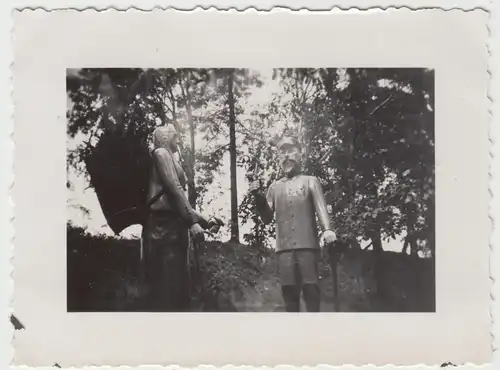 (F12775) Orig. Foto Figuren, Frau mit Kiepe in einem Wald 1933