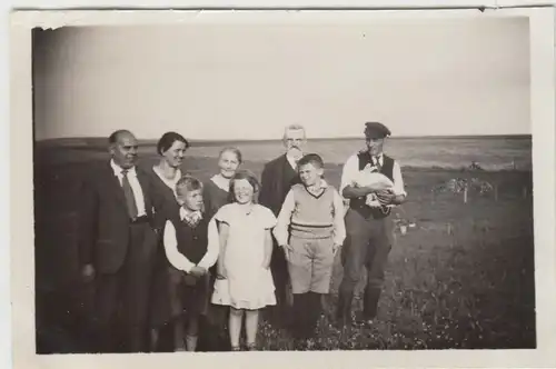(F12767) Orig. Foto Familienausflug, Wanderung mit Kaninchen, 1933