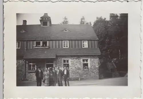 (F12766) Orig. Foto Personen stehen vor einem Haus (Zwönitz?) 1933