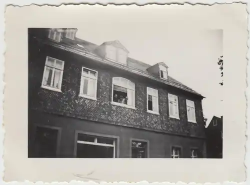 (F12765) Orig. Foto Personen schauen aus einem Haus (Zwönitz?) 1933
