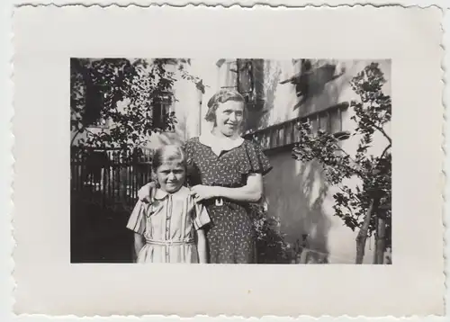 (F12764) Orig. Foto Frau und kleines Mädchen hinter dem Haus 1933