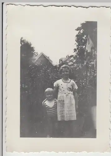 (F12762) Orig. Foto Kinder stehen im Garten 1933