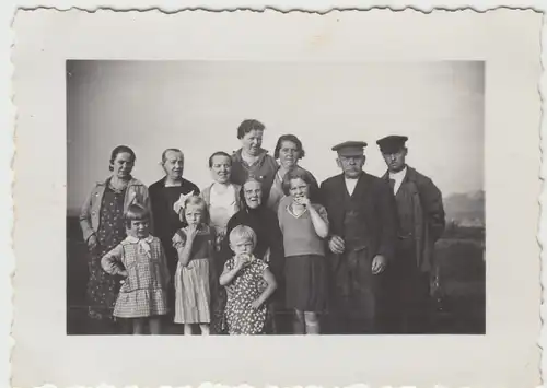 (F12761) Orig. Foto Personen, Familie steht im Freien 1933