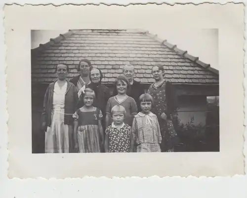 (F12760) Orig. Foto Personen, Familie vor einem Gebäude 1933