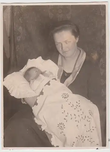 (F12753) Orig. Foto Frau mit Kleinkind im Arm, März 1926