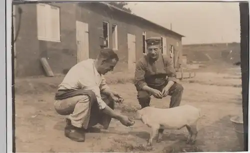 (F12749) Orig. Foto Männer mit Ferkel an einer Baracke 1910er