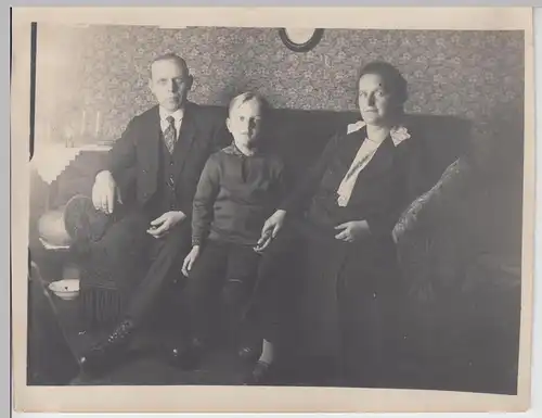 (F12744) Orig. Foto Personen sitzen auf dem Sofa in der Stube 1930er