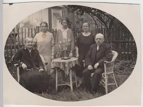 (F12742) Orig. Foto Personen sitzen im Garten 1930er