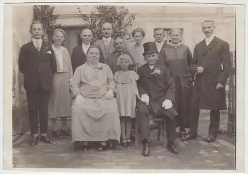 (F12741) Orig. Foto Gruppenbild, Familie im Hofe, Feierlichkeiten 1930er