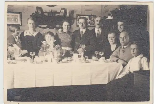 (F12737) Orig. Foto Personen, Familie in der Stube, festliche Tafel 1930er