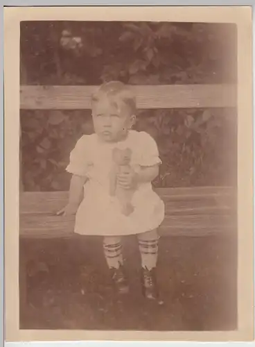 (F12736) Orig. Foto kleines Kind mit Teddybär auf Bank 1920/30er