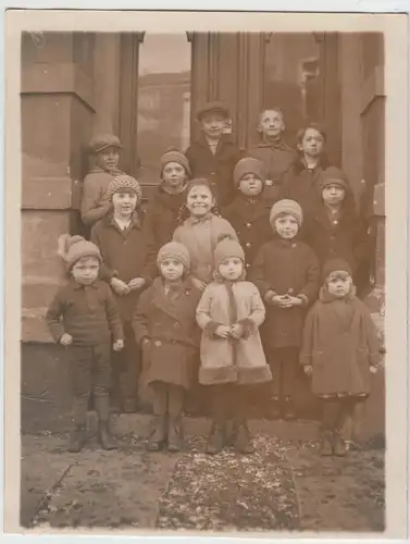 (F12733) Orig. Foto viele Kinder vor einem Hauseingang 1930er