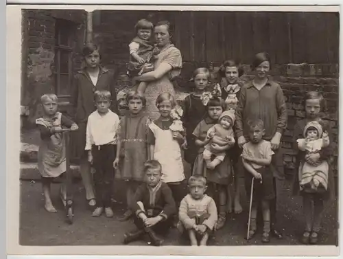 (F12732) Orig. Foto Personen vor einem Haus, viele Kinder, Chemnitz 1930er
