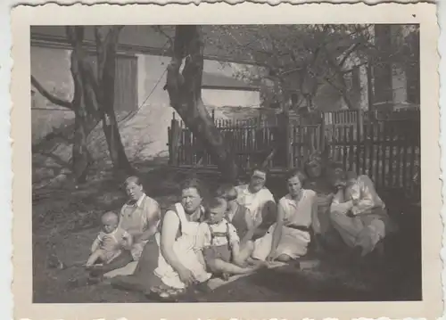 (F12731) Orig. Foto Personen sitzen im Garten 1930er