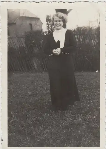 (F12729) Orig. Foto junge Frau steht im Garten 1930er